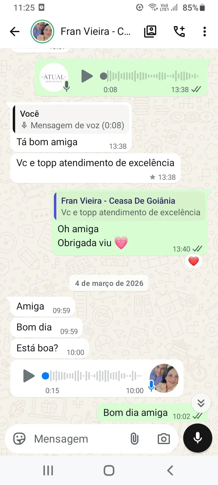 Revendedora elogiando os perfumes da Atual Perfumaria